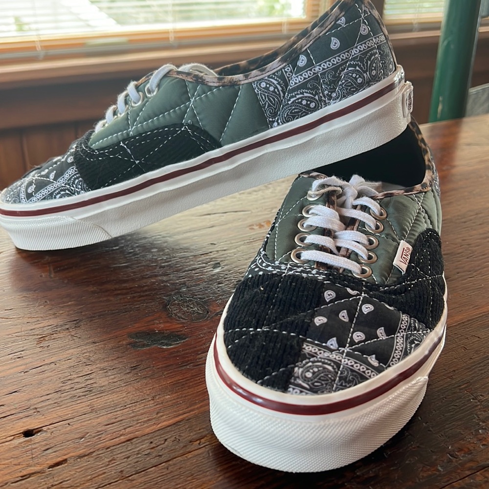 Excellent condition women’s Vans size 8.5. Patchwork detail with green and black
